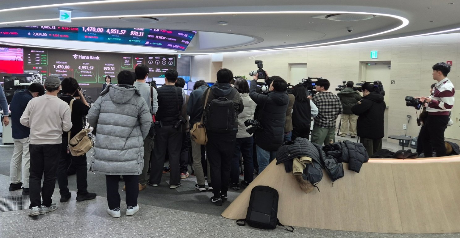 하나은행 딜링룸을 취재하는 신문과 방송 취재진.