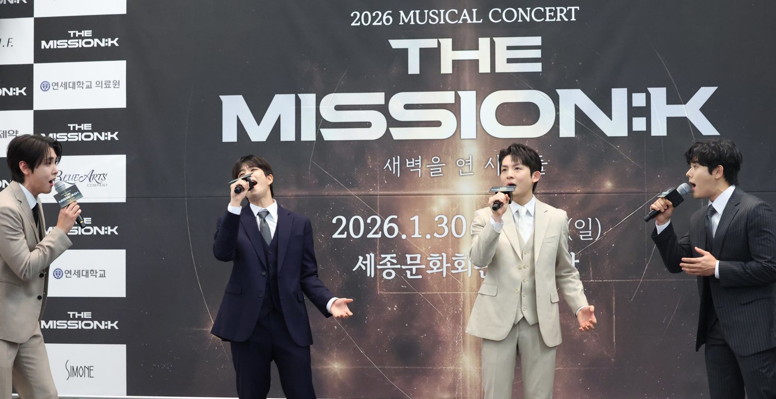 재윤(왼쪽부터)과 MJ, 리키, 김동준이 5일 서울 중구 한국프레스센터에서 열린 뮤지컬 ‘더 미션:K’ 기자간담회에서 시연을 하고 있다.   ‘더 미션:K’는 알렌, 언더우드, 세브란스, 에비슨 등 실존 역사 인물 네 명의 이야기를 토크쇼 형식으로 풀어낸 K-POP 뮤지컬 콘서트다. 2026.1.5 뉴스1