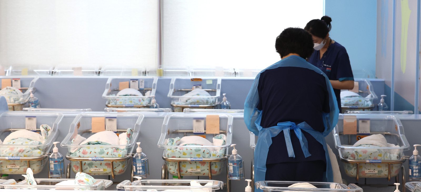 통계청이 28일 발표한 ‘2025년 3월 인구동향’에 따르면, 올해 1~3월 출생아 수는 6만5022명으로 지난해 같은 기간(6만568명)보다 4451명(7.4%) 늘었다. 이는 2022년 1분기(6만8339명) 이후 최대치다. 특히 이 출생아수 증가율(7.4%)은 1981년 관련 통계 작성 이래 가장 높은 수준(1분기 기준)이다.   혼인 증가 및 결혼·출산에 대한 긍정적 인식 변화 등이 출생 반등 흐름을 견인한 것으로 풀이된다. 이날 경기도 고양시 CHA의과학대학교 일산차병원 신생아실에서 간호사들이 신생아들을 돌보고 있다. 있다. 2025.05.28 뉴시스