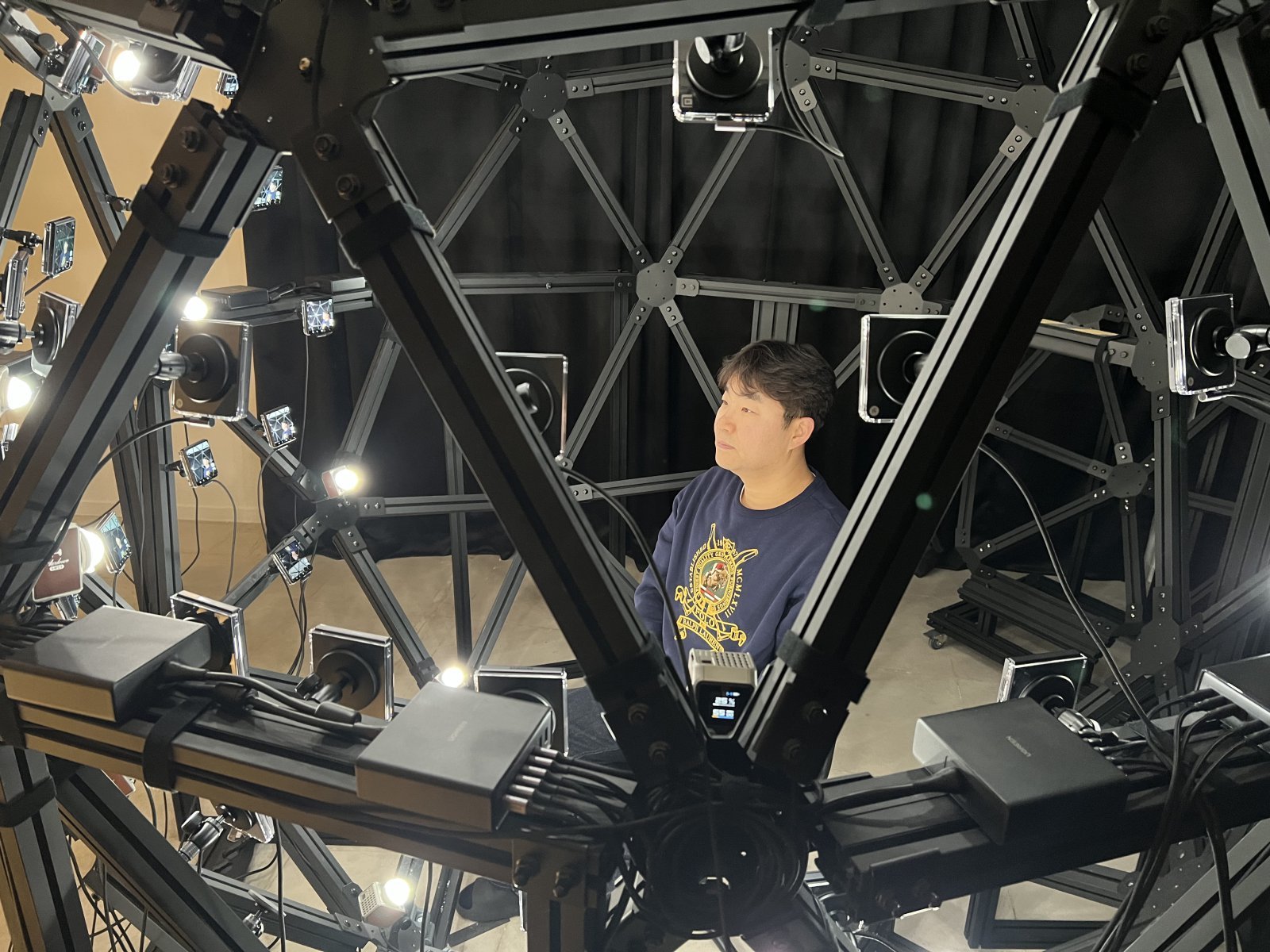 디지털 카메라 100여 대로 사람 외형, 표정, 몸짓 등을 기록해 디지털 데이터로 저장하는 3D 스캐너. 한국디지털디엔에이센터(KDDC)는 이 데이터가 합법적 디지털 초상권 행사의 기반이 될 수 있다고 설명한다. KDDC 제공