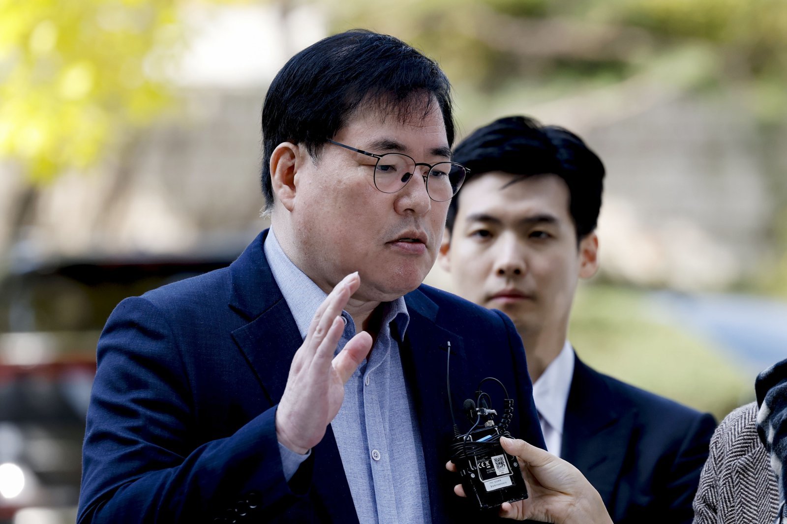 대장동 개발 비리 의혹으로 재판에 넘겨진 유동규 전 성남도시개발공사 기획본부장이 지난해 10월 31일 서울 서초구 중앙지법에서 열린 1심 선고공판에 출석하며 입장을 밝히고 있다. (공동취재) 2025.10.31/뉴스1