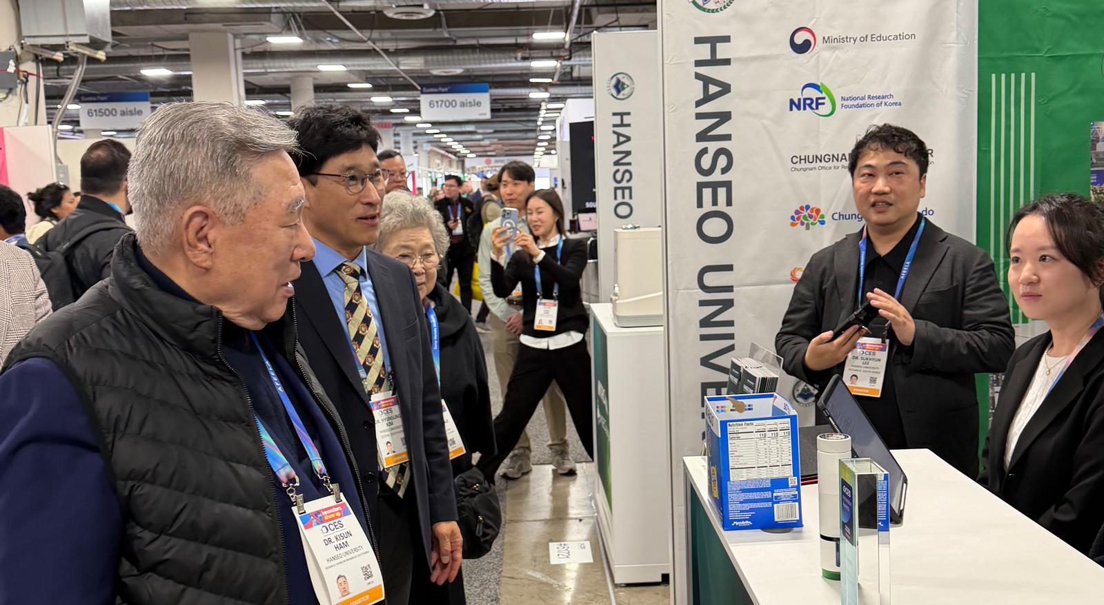 한서대 함기선 총장(왼쪽)이 CES 2026 한서대 부스를 방문해 전시작 등을 살펴보고 관계자들을 격려하고 있다. 한서대 제공