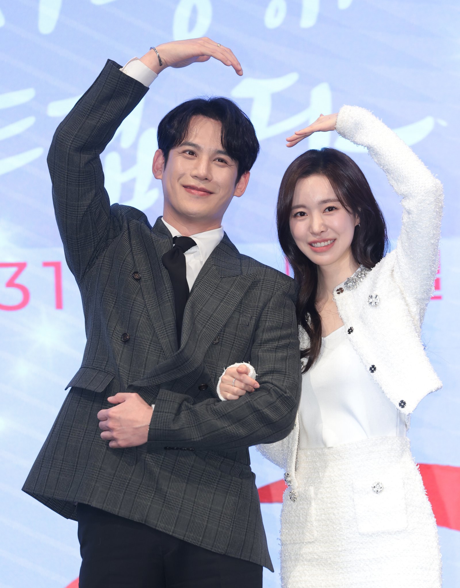 배우 박기웅과 진세연(오른쪽)이 14일 오후 서울 구로구 더세인트에서 열린 KBS 2TV 새 주말드라마 ‘사랑을 처방해 드립니다’(극본 박지숙/ 연출 한준서) 제작발표회에 참석해 포즈를 취하고 있다. ‘사랑을 처방해 드립니다’는 30년 동안 악연으로 얽혔던 두 집안이 오해를 풀고 서로의 상처를 보듬으며, 결국 하나의 가족으로 다시 태어나는 패밀리 메이크업 드라마다. 2026.1.28/뉴스1