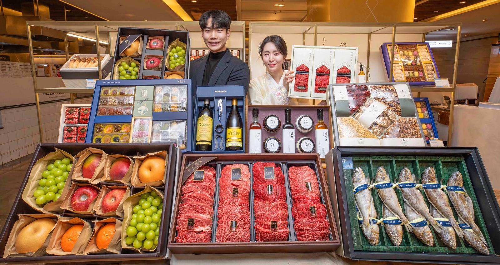 현대백화점 무역센터점에서 직원들이 2026년 설 선물세트를 선보이고 있다.