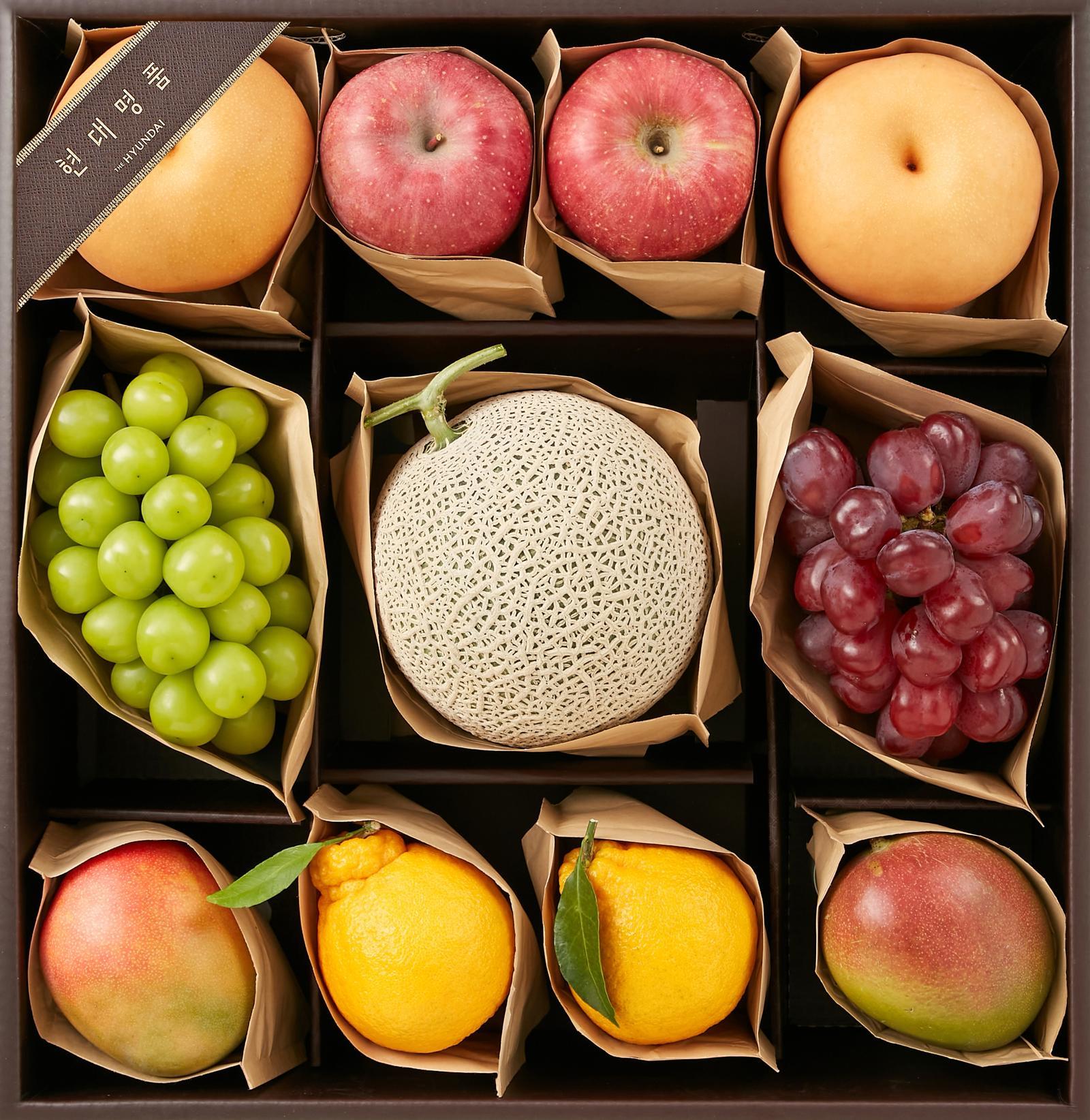 사과 배 한라봉 애플망고 샤인머스캣 멜론 등으로 구성된 
‘현대명품 혼합과일 특선 매(梅)’ 세트(28만5000원).