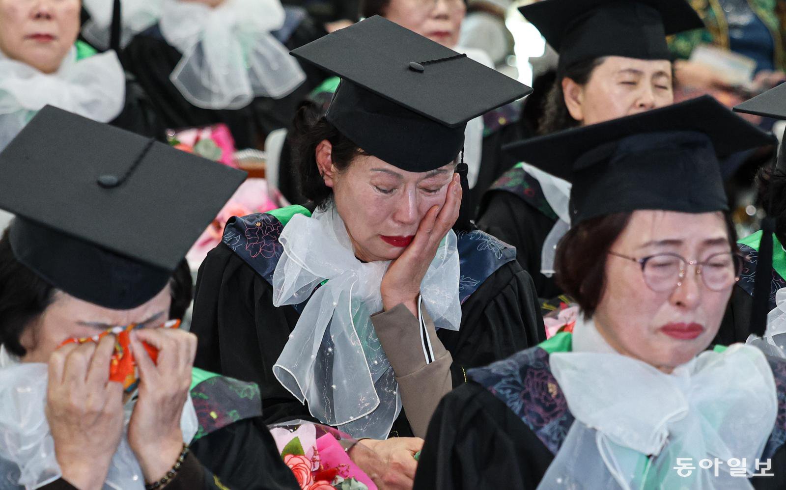 28일 오후 서울 영등포구청 별관에서 열린 2025학년도 영등포 늘푸름학교 졸업식에서 만학도 졸업생들이 다른 졸업생의 감사 편지를 들으며 눈물을 흘리고 있다. 이한결 기자 always@donga.com