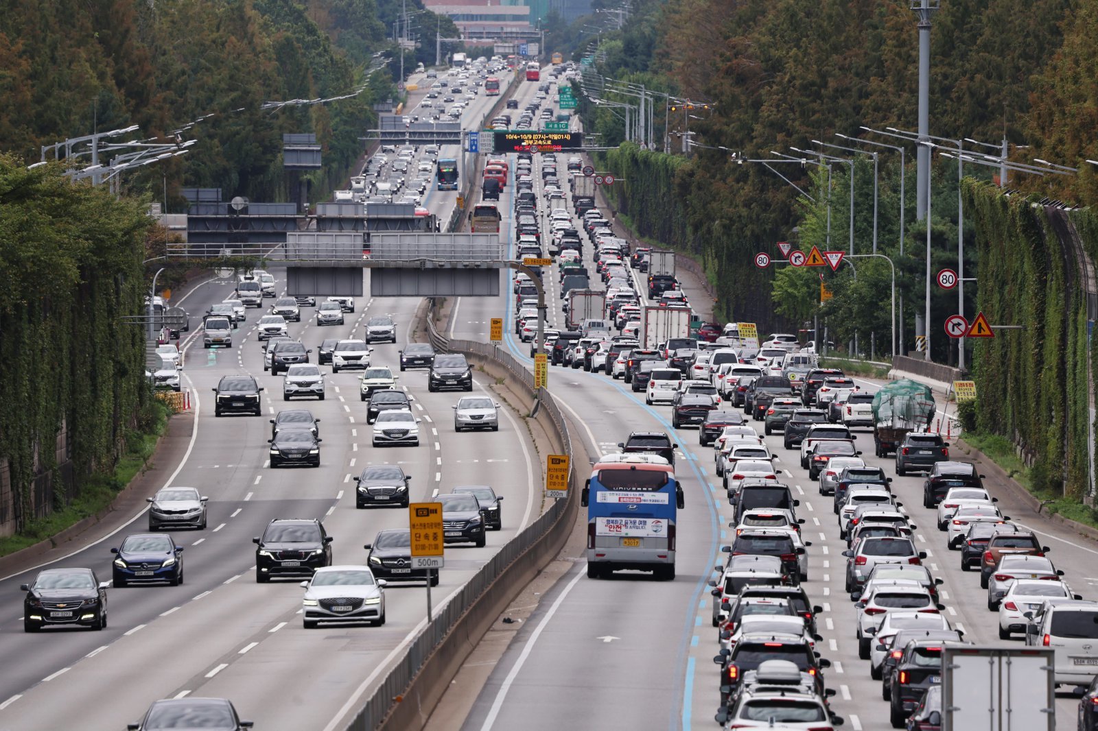 서울 서초구 잠원IC 인근 경부고속도로에서 차량들이 서행하고 있다.ⓒ News1
