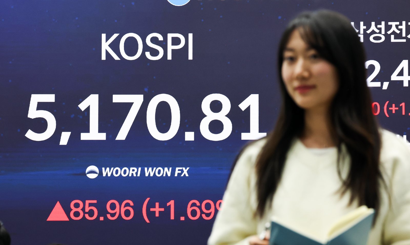 28일 오후 서울 중구 우리은행 본점 딜링룸 전광판에 증시 현황이 표시되어 있다. 이날 코스피는 전 거래일 대비 85.96p(1.69%) 상승한 5170.81, 코스닥은 50.93p(4.70%) 오른 1133.52에 마감했다. 뉴스1