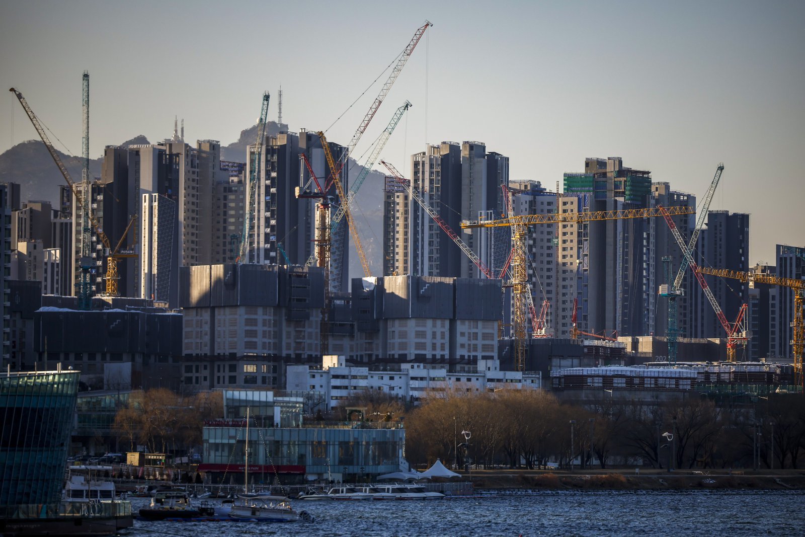 28일 서울 서초구 잠수교에서 바라본 서울시내 아파트 건설현장. 2026.01.28. 뉴시스