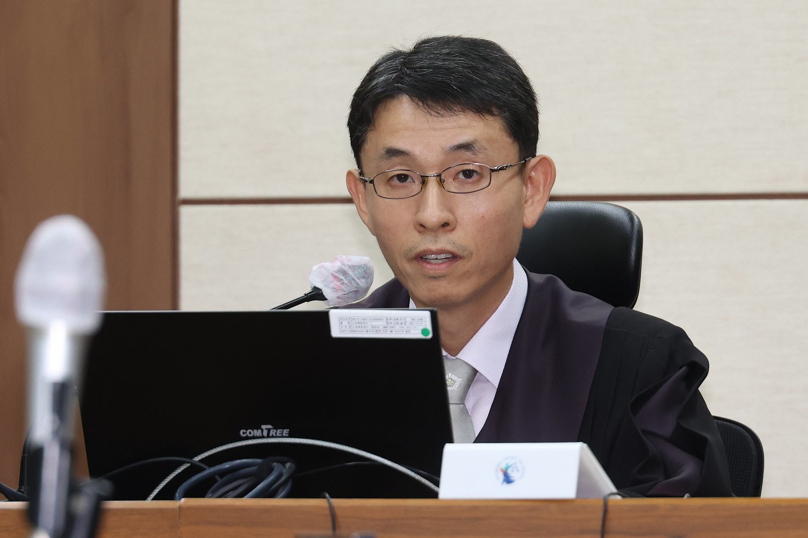 우인성 부장판사가 24일 오후 서울 서초구 서울중앙지방법원에서 열린 김건희 여사의 첫 재판에서 법정 촬영 허가 사항에 대해 설명하고 있다. 2025.9.24/뉴스1