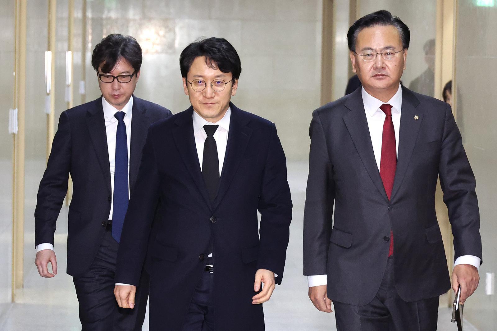 천준호 더불어민주당 원내운영수석부대표와 유상범 국민의힘 원내수석부대표가 28일 서울 여의도 국회에서 회동하기 위해 회의실로 향하고 있다. 2026.1.28/뉴스1