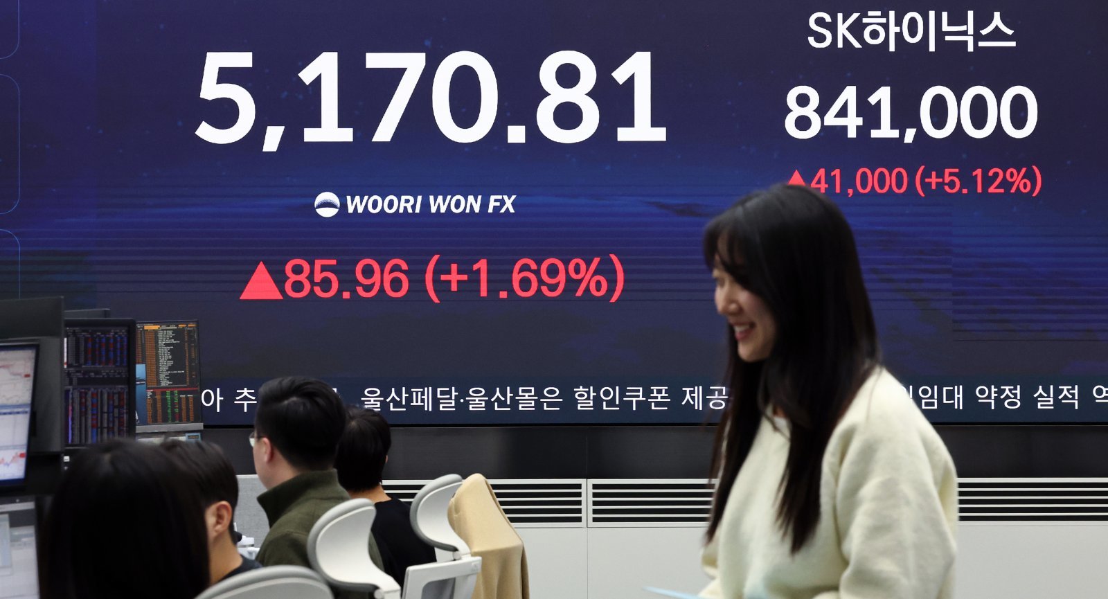 28일 오후 서울 중구 우리은행 본점 딜링룸 전광판에 증시 현황이 표시되어 있다. 이날 코스피는 전 거래일 대비 85.96p(1.69%) 상승한 5170.81, 코스닥은 50.93p(4.70%) 오른 1133.52에 마감했다. 2026.1.28/뉴스1