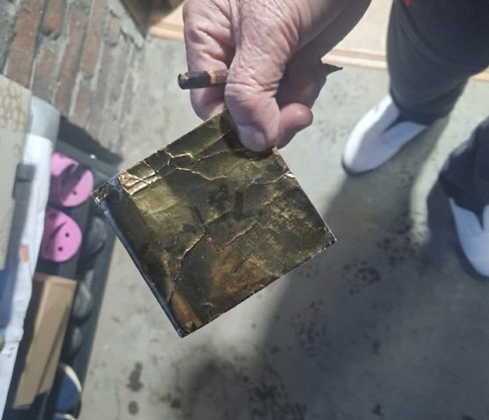 발견한 금색 봉투(경기 김포경찰서 제공/뉴스1)