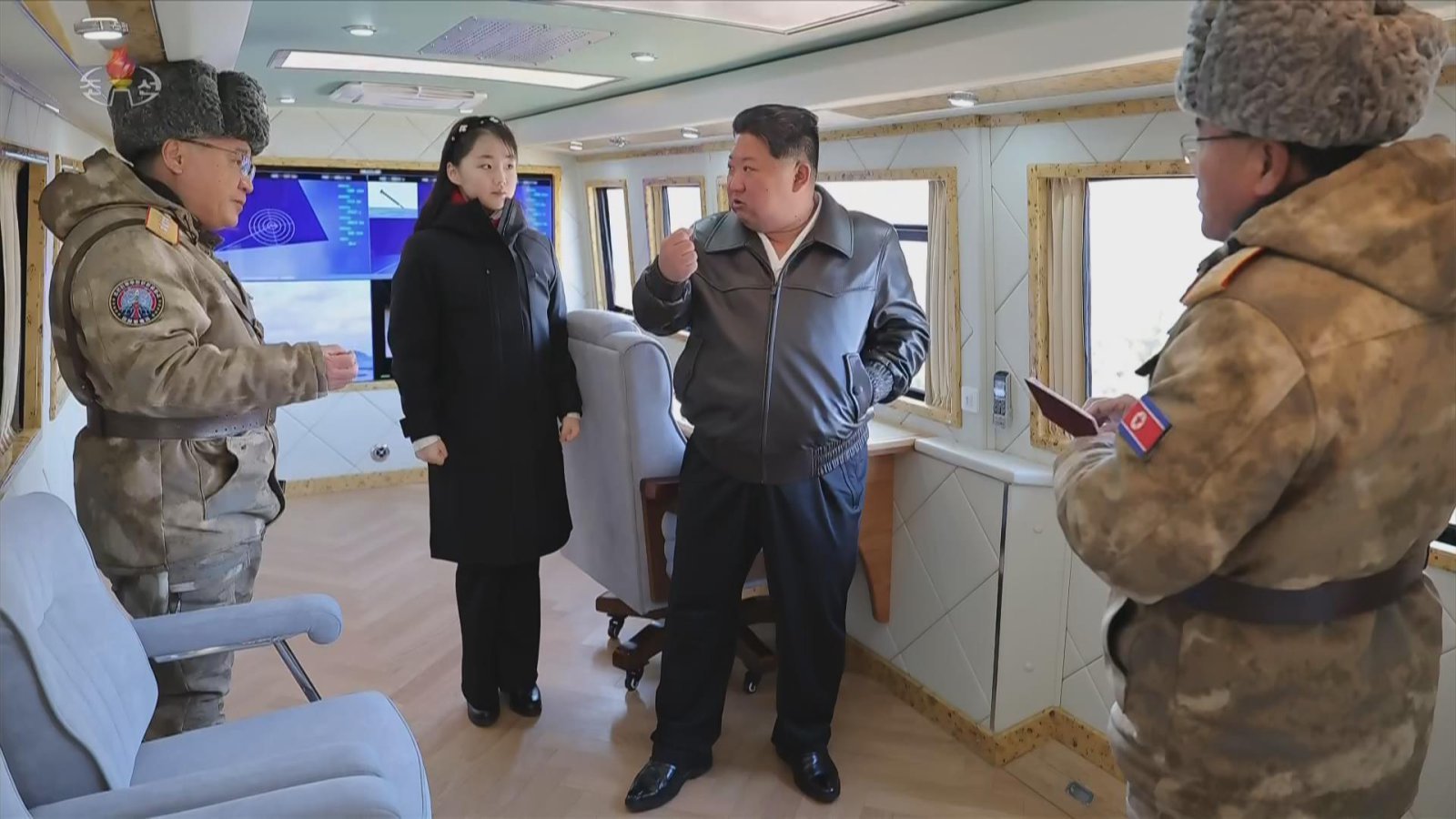 북한 조선중앙TV는 지난 27일 김정은 국무위원장 참관 하에 ‘대구경방사포 무기체계’ 시험사격을 진행했다고 28일 보도했다. 이 자리에는 딸 주애도 함께했다. (사진=조선중앙TV 캡처) 2026.01.28.