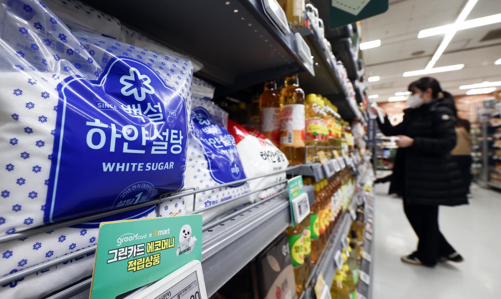 28일 서울 시내 한 대형마트에 설탕 제품들이 진열되어 있다. 이재명 대통령은 이날 X(구 트위터)를 통해 첨가당을 과다하게 사용하는 기업에 ‘설탕 부담금’을 부과하는 방안을 거론했다. 2026.1.28 뉴스1