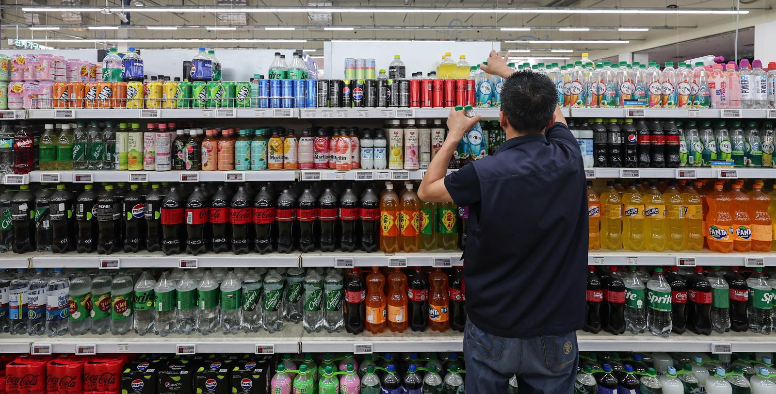 30일 서울 시내 대형마트에서 시민들이 장을 보고 있다. 2024.6.30 뉴스1