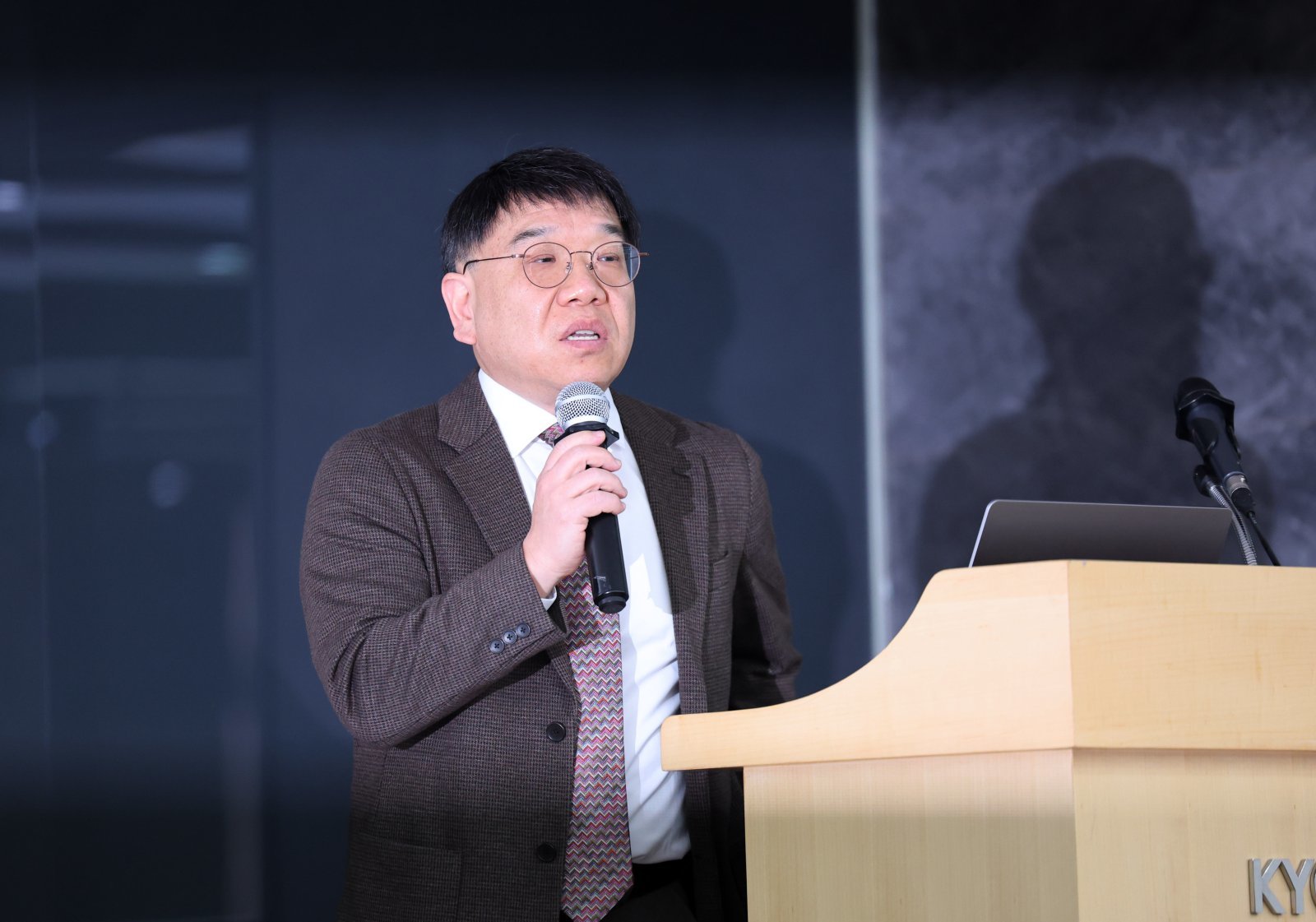 민희진 전 어도어 대표 법률대리인 김선웅 변호사가 28일 오후 서울 종로구 교원종각빌딩에서 열린 기자회견에서 아이돌 그룹 뉴진스 템퍼링 의혹에 대해 발언하고 있다. 2026.01.28. 서울=뉴시스