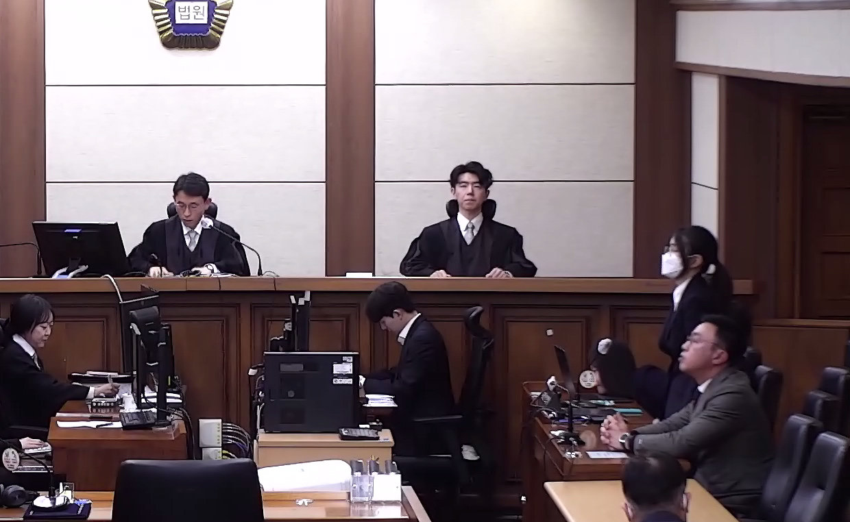 통일교 금품 수수 의혹 등으로 재판에 넘겨진 김건희 여사가 28일 서울 서초구 서울중앙지방법원에서 열린 1심 선고공판에서 실형을 선고받고 있다.  서울중앙지법 형사합의27부(부장판사 우인성)는 28일 오후 김 여사의 자본시장법 위반, 정치자금법 위반, 특정범죄가중처벌 등에 관한 법률(특가법)상 알선수재 등 혐의 사건 선고기일을 열고 징역 1년8개월을 선고했다. 서울중앙지법 제공