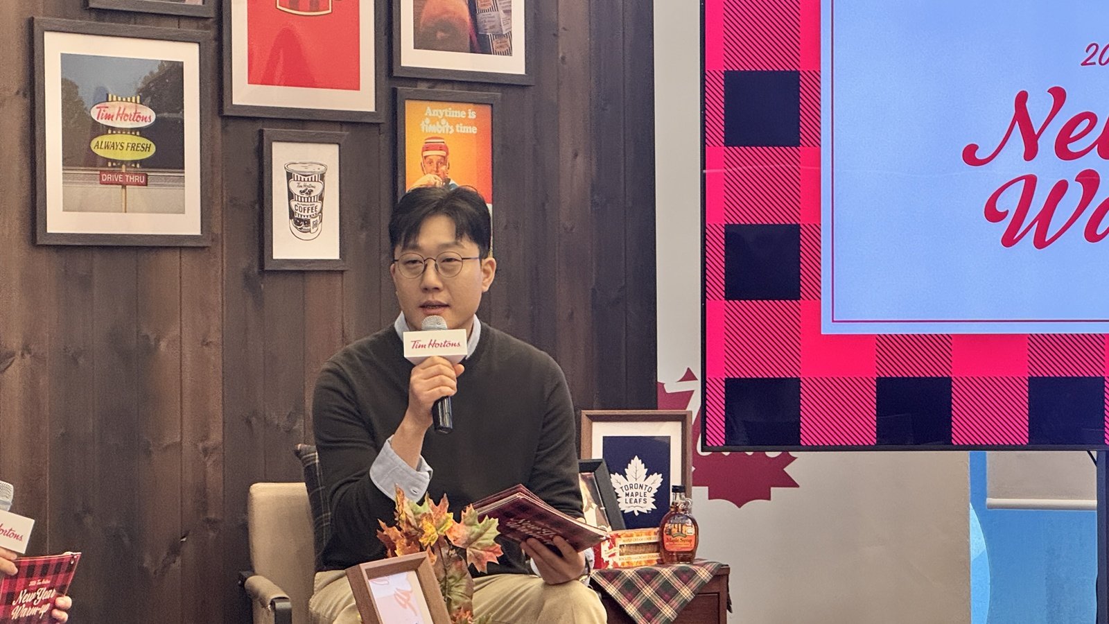 팀홀튼의 국내 운영을 맡은 BKR의 안태열 CBO(Chief Business Officer)가 28일 오전 서울 신논현역점에서 열린 ‘2026 팀홀튼 뉴이어 웜업(New Year Warm-Up)’ 기자간담회에서 브랜드의 현재와 미래 방향성을 설명하고 있다. 윤우열 기자 cloudancer@donga.com