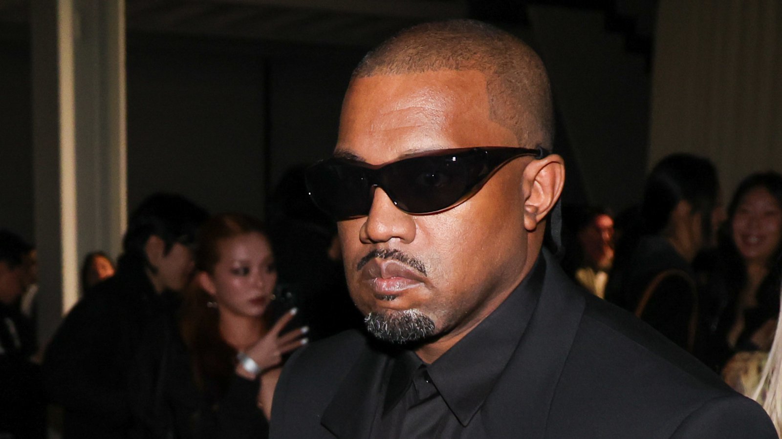 나치 옹호 발언으로 비난받은 래퍼 칸예 웨스트가 WSJ 전면 광고를 통해 공식 사과했다. 그는 과거 교통사고로 인한 뇌 손상과 양극성 장애가 부적절한 언행의 원인이었다고 해명했다. 뉴스1