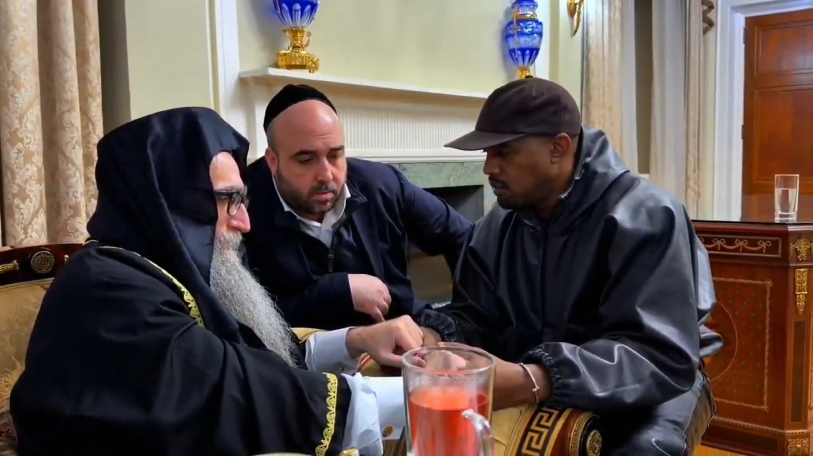 유대교의 현인인 ‘랍비’를 만나 기도하는 칸예 웨스트의 모습. 엑스 @kanyewest 갈무리