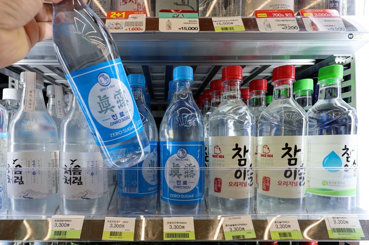서울 시내 한 편의점에 소주가 진열돼 있다. 뉴시스