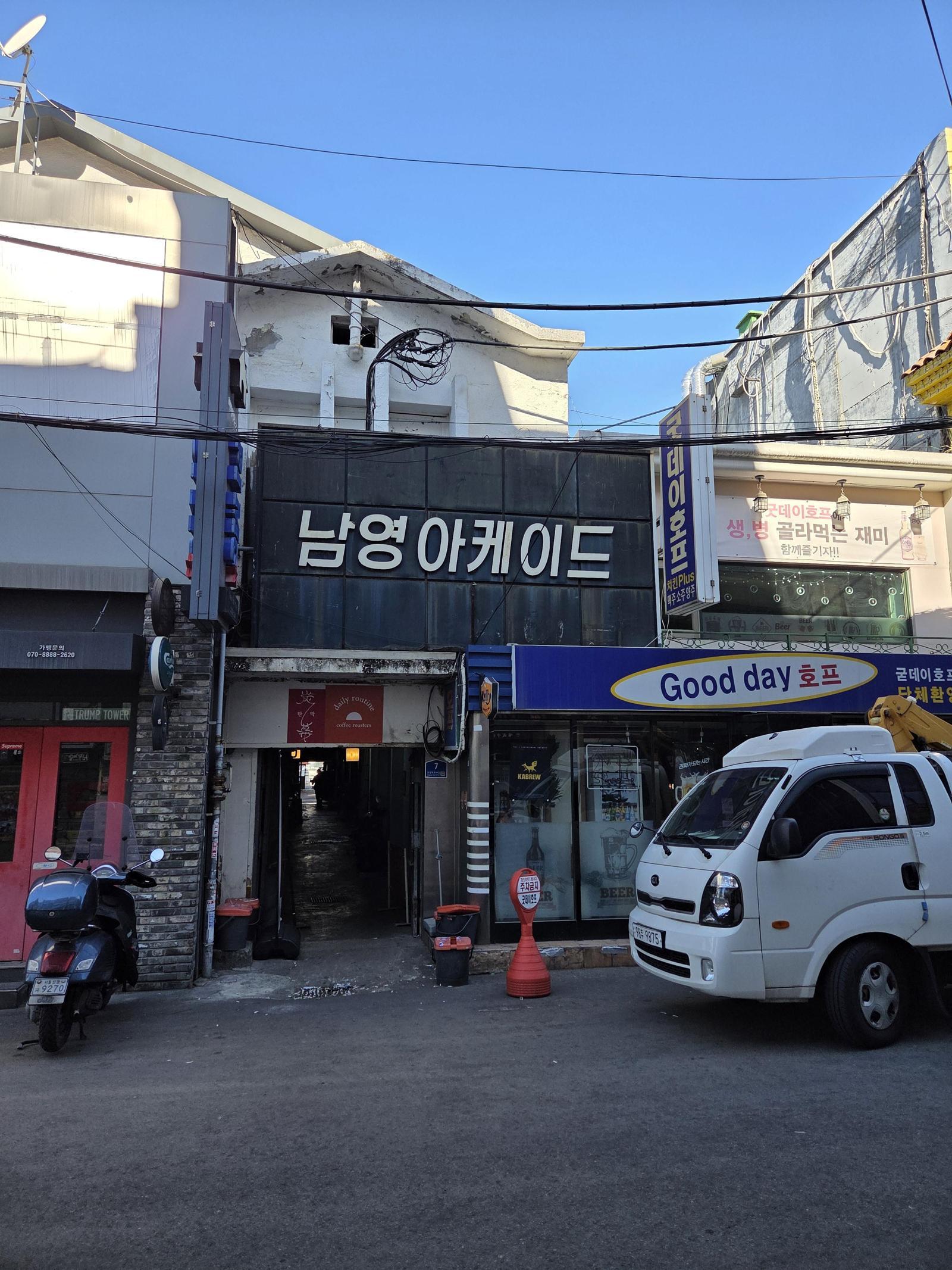 1922년 문을 연 용산시장의 현재 모습. ‘남영 아케이드’로 이름이 바뀌었지만 100년 넘은 시장 건물 일부는 여전히 쓰이고 있다. 사진 출처 염복규 교수 제공