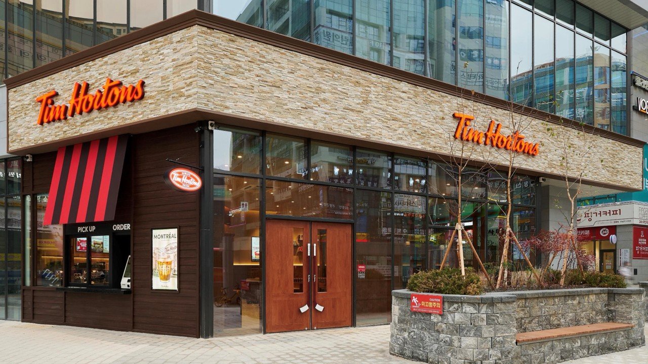 팀홀튼 브랜드의 60년 역사와 정통성을 현대적으로 재해석한 ‘빈티지 캐나다(Vintage Canada)’ 콘셉트를 도입한 하남미사점 전경.