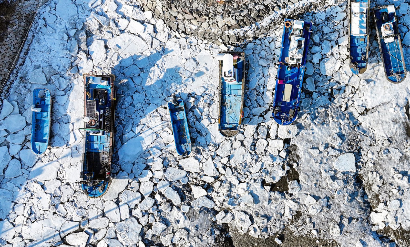 영하권에 날씨가 연일 이어진 27일 인천 중구 영종도 예단포선착장의 갯벌이 얼어붙어 있다. 2026.1.27 뉴스1