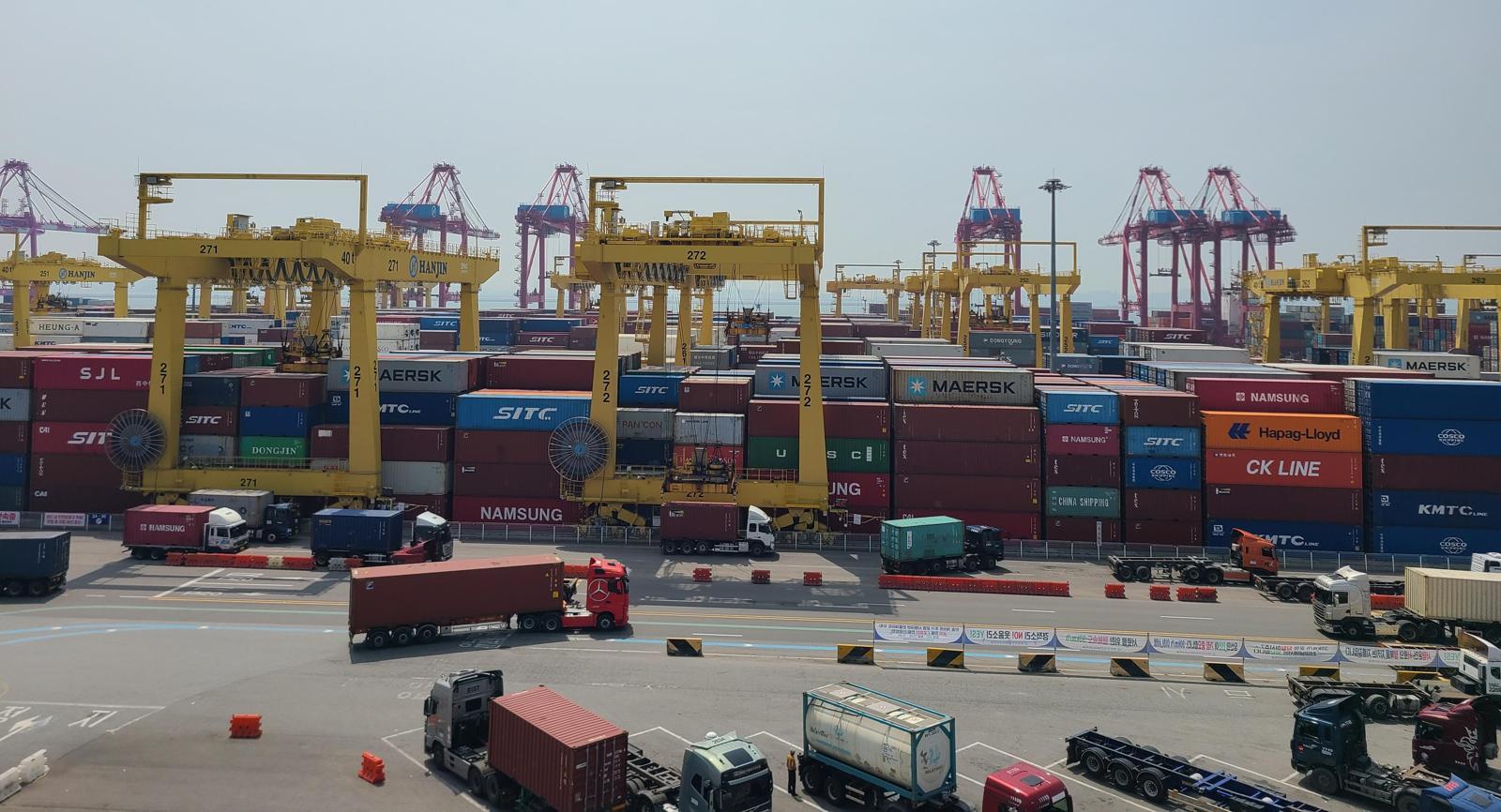 인천 연수구 송도국제도시 해안가에 있는 인천항 부두에서 화물차량들이 컨테이너를 운반하고 있다. 인천항만공사 제공