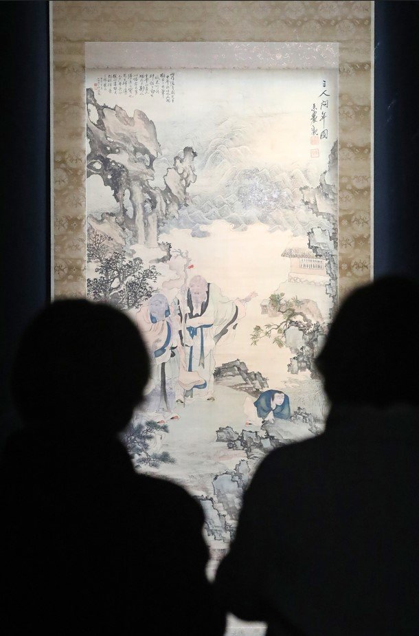 27일 대구 수성구 대구간송미술관을 찾은 관람객들이 오원 장승업의 ‘삼인문년(三人問年)’을 감상하고 있다. 뉴스1