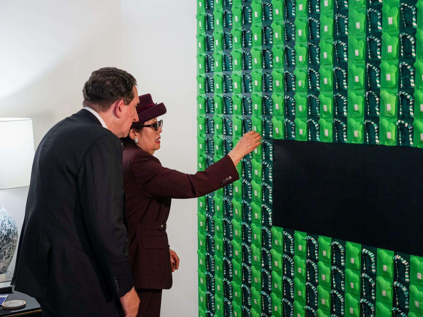 제임스 헬러 주한미국대사대리가 28일 서울 성북구 대사대리관저에서 열린 ‘표현의 자유: Freedom250 한미 창의 대화’ 행사에서 제정자 화백으로부터 작품 설명을 듣고 있다. 제 화백은 미국에서 활동한 1세대 한국 여성화가다. 주한미국대사관 제공