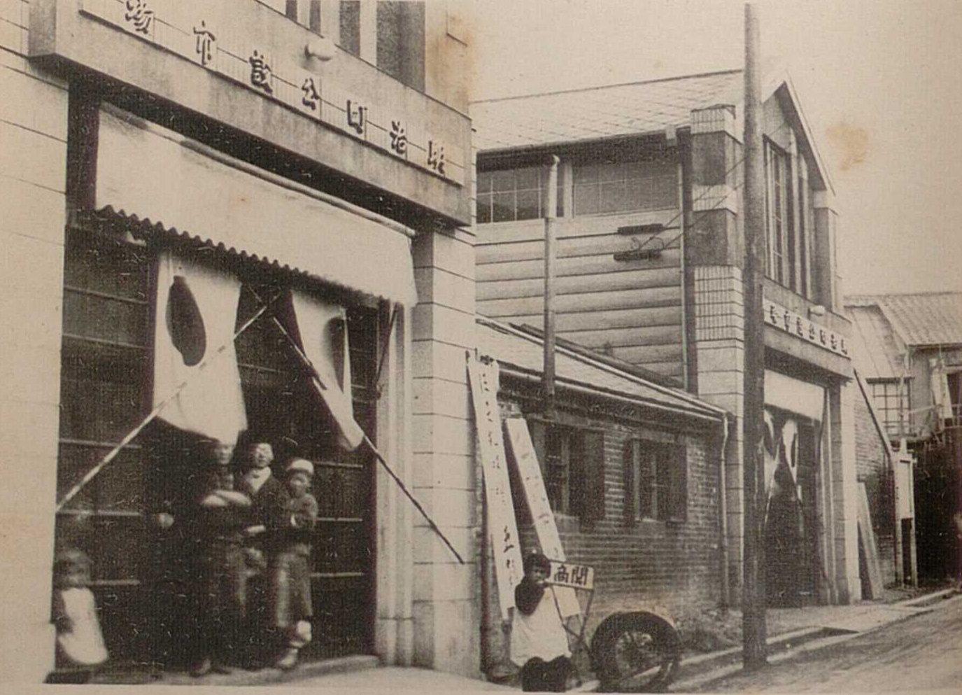 1919년 경성 최초의 공설시장인 명치정시장의 전경. 현 서울 중구 명동2가 일대로, 일제는 폭등한 물가를 관리하기 위해 공설시장 제도를 도입했다. 사진 출처 국립중앙도서관