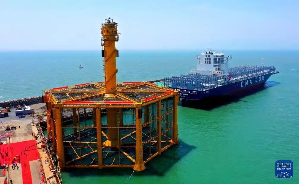 중국이 한중 잠정조치수역(PMZ)에 무단 설치한 구조물과 관련해 일본 요미우리신문이 24일 “현상 변경 시도의 일환”이라며 “향후 관할권을 주장할 가능성이 있다”고 평가했다. 사진은 지난해 5월9일 산둥성 칭다오항에 있는 반잠수식 구조물 ‘선란(深蘭.Deep Blue)2호의 모습. (사진=신화통신 웨이보 갈무리) 2025.04.22. [서울=뉴시스]