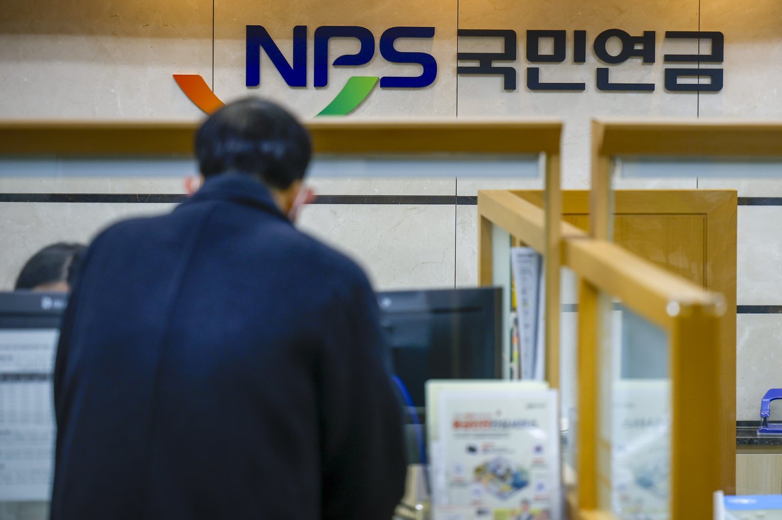 5일 서울 서대문구 국민연금공단 서울북부지역본부을 찾은 시민들이 상담을 받고 있다.  올해부터 국민연금법 개정에 따라 내년 국민연금 보험료율이 월 소득의 9%에서 9.5%로 올랐다. 보험료율이 9.5%로 조정되면서 월 평균소득이 309만원인 직장 가입자는 종전보다 7700원 늘어난 14만6700원을 매월 납부해야 한다. 지역가입자는 본인이 보험료율을 전액 납부하므로 보험료가 기존보다 1만5400원 오른다. [서울=뉴시스]