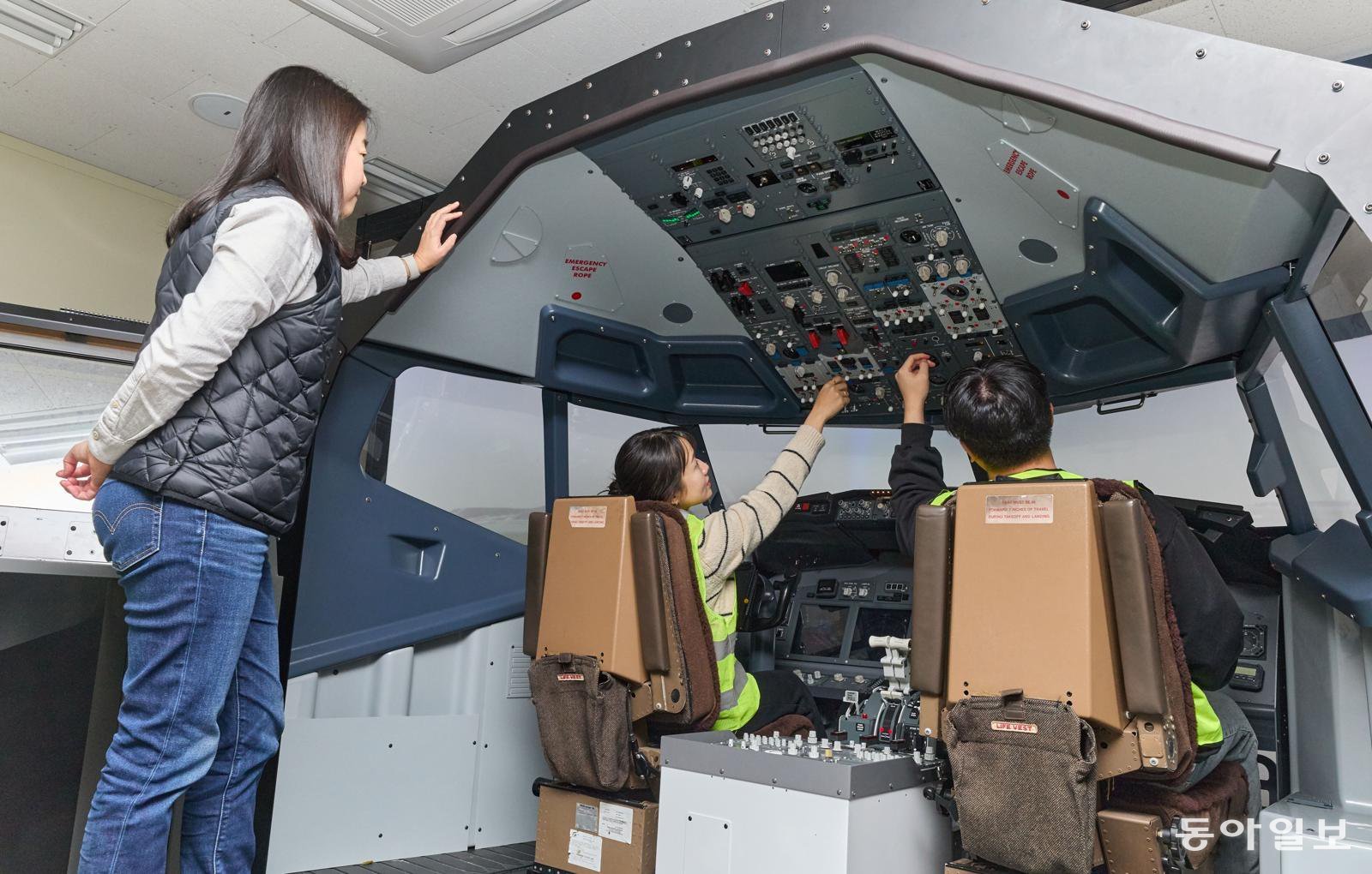인하대 항공우주공학과 학생들이 27일 인천 연수구 송도국제도시에 있는 항공우주융합캠퍼스 ‘비행 시뮬레이터실’에서 비행 조종 실습을 하고 있다. 인하대 제공