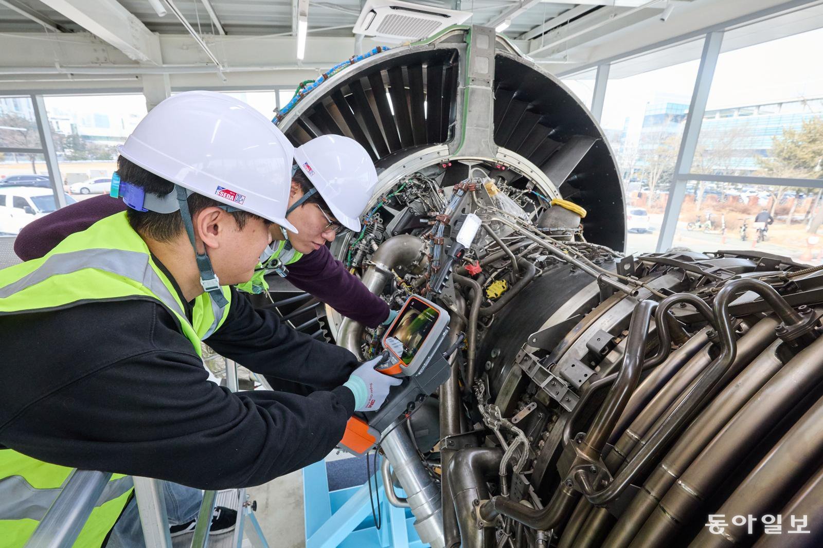 인하대 항공우주공학과 학생들이 27일 인천 연수구 송도국제도시에 있는 항공우주융합캠퍼스 엔진 연구 실습동에서 항공기 엔진 점검 실습을 하고 있다. 인하대 제공