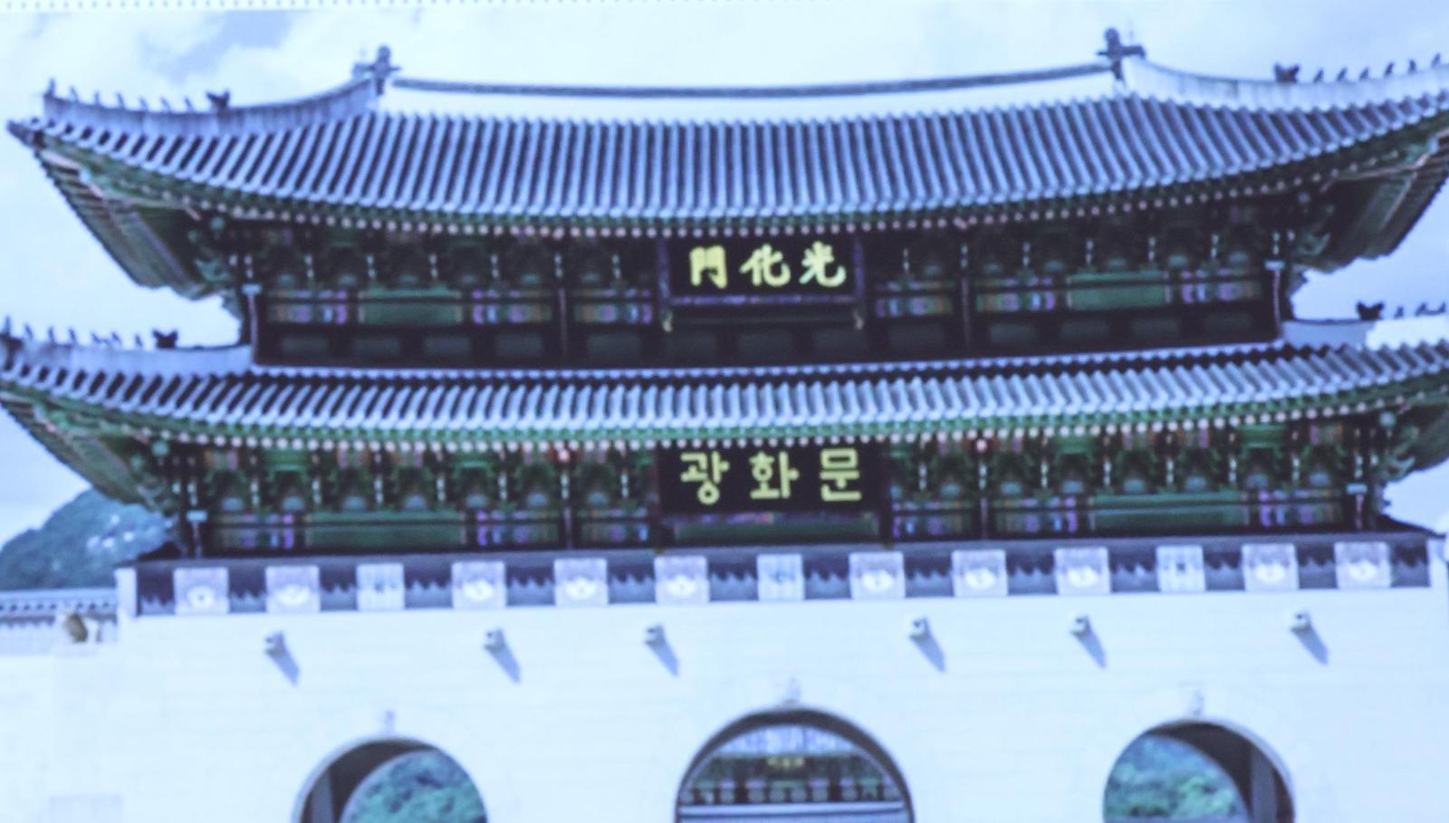 최휘영 문화체육관광부 장관은 최근 국무회의에서 기존 한자 현판은 그대로 두되, 한 층 아래 누각 처마에 한글 현판을 추가하는 방안을 제안했다. 청와대사진기자단