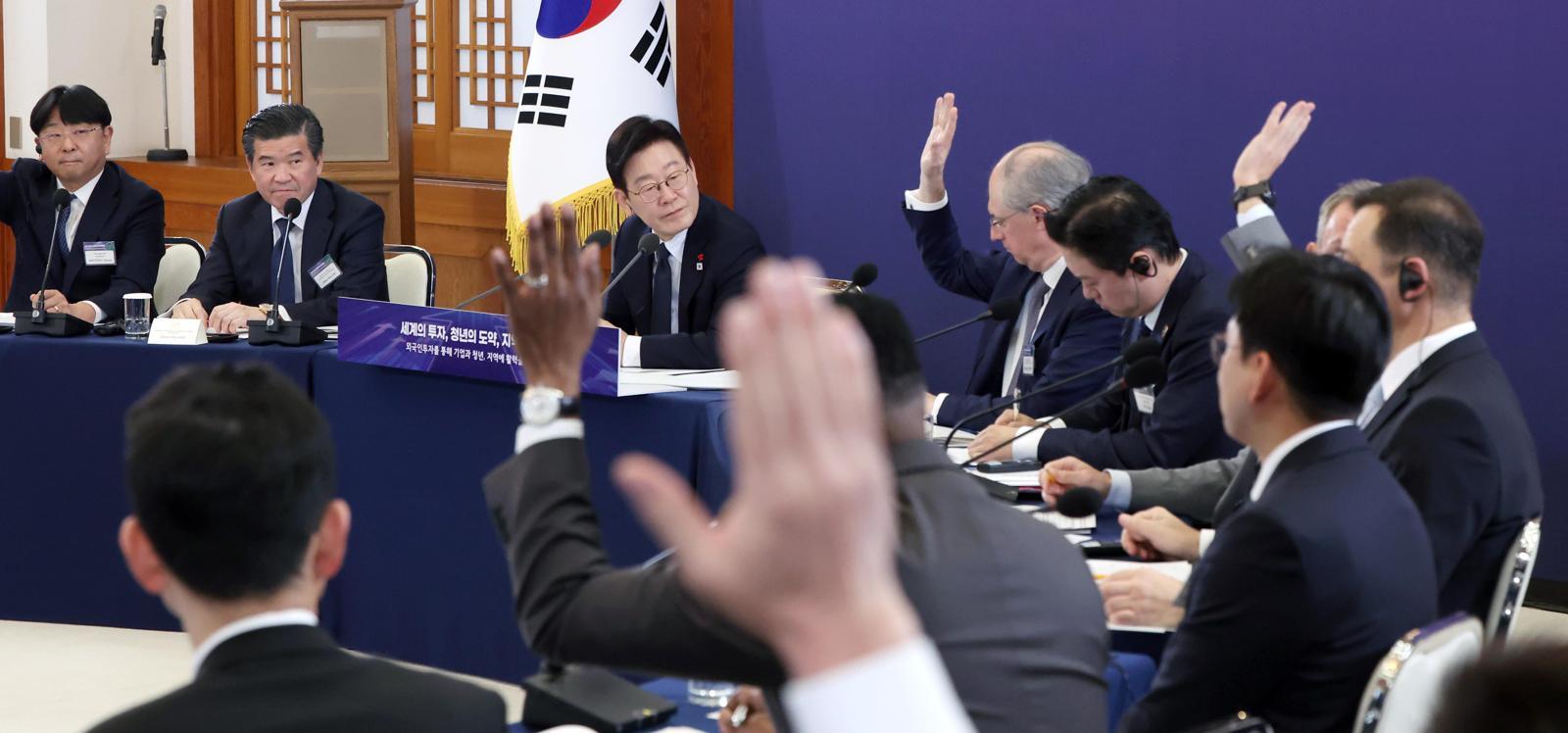 “질문하실 분? 손 들어주세요”
이재명 대통령이 28일 청와대에서 열린 외국인투자기업 간담회에서 참석자들의 질문을 받고 있다. 이 대통령은 “대한민국 시장은 여전히 저평가돼 있고, 앞으로 성장 가능성이 매우 크다”며 “대한민국이 세계 최고의 투자처가 될 수 있도록 객관적인 환경을 조성하겠다”고 밝혔다. 청와대사진기자단