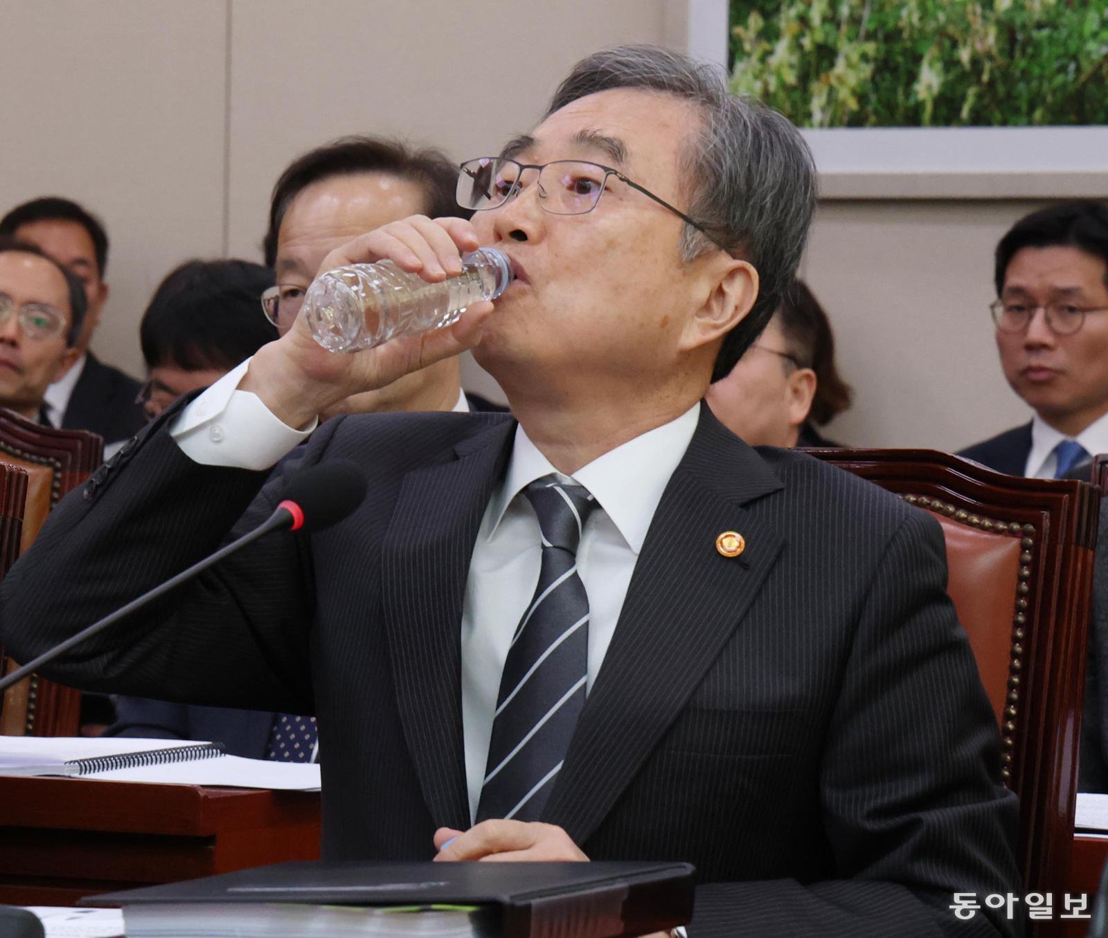 조현 외교부 장관이 28일 국회 외교통일위원회 전체회의에 출석해 물을 마시고 있다. 조 장관은 도널드 트럼프 미국 대통령의 관세 인상 메시지와 관련해 “저희가 (미국) 국무부와 접촉한 바로는 쿠팡이나 온라인플랫폼법과는 직접적인 관계가 없는 것으로 결론을 내리고 있다”면서 “구체적이고 합리적으로 추정되는 어떤 특별한 이유를 특정하기가 어렵다”고 했다. 이훈구 기자 ufo@donga.com