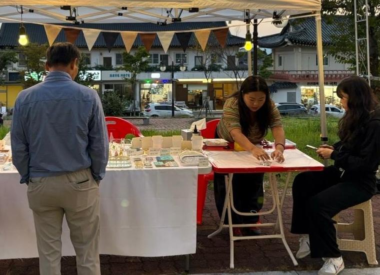 월드비전이 운영하는 자립준비청년 지원 프로그램 ‘낭만청년단’에 참가한 청년들이 플리마켓을 통해 자신들이 제작한 물품을 판매하고 있다. 월드비전 제공