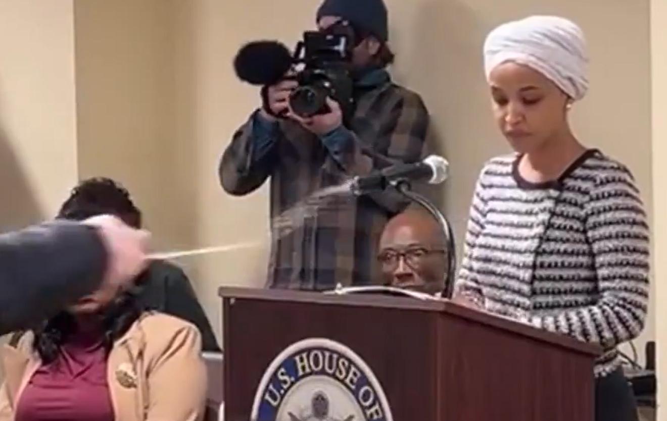 정체불명 액체 뿌린 뒤 삿대질 27일 미국 미네소타주 미니애폴리스에서 열린 타운홀 미팅 중 한 남성이 일한 오마 민주당 하원의원(가운데)에게 정체불명의 액체를 주사기로 뿌린 뒤(아래 사진) 삿대질을 하고 있다. 오마 의원은 소말리아 이민자 출신으로 2018년 미네소타 연방 하원의원에 당선됐다. 도널드 트럼프 대통령은 불법 이민자 문제를 언급할 때 오마 의원을 자주 비난했다. 최근에도 그는 오마 의원에게 “소말리아로 돌아가라”며 강한 반감을 드러냈다. 사진 출처 오마 의원 페이스북