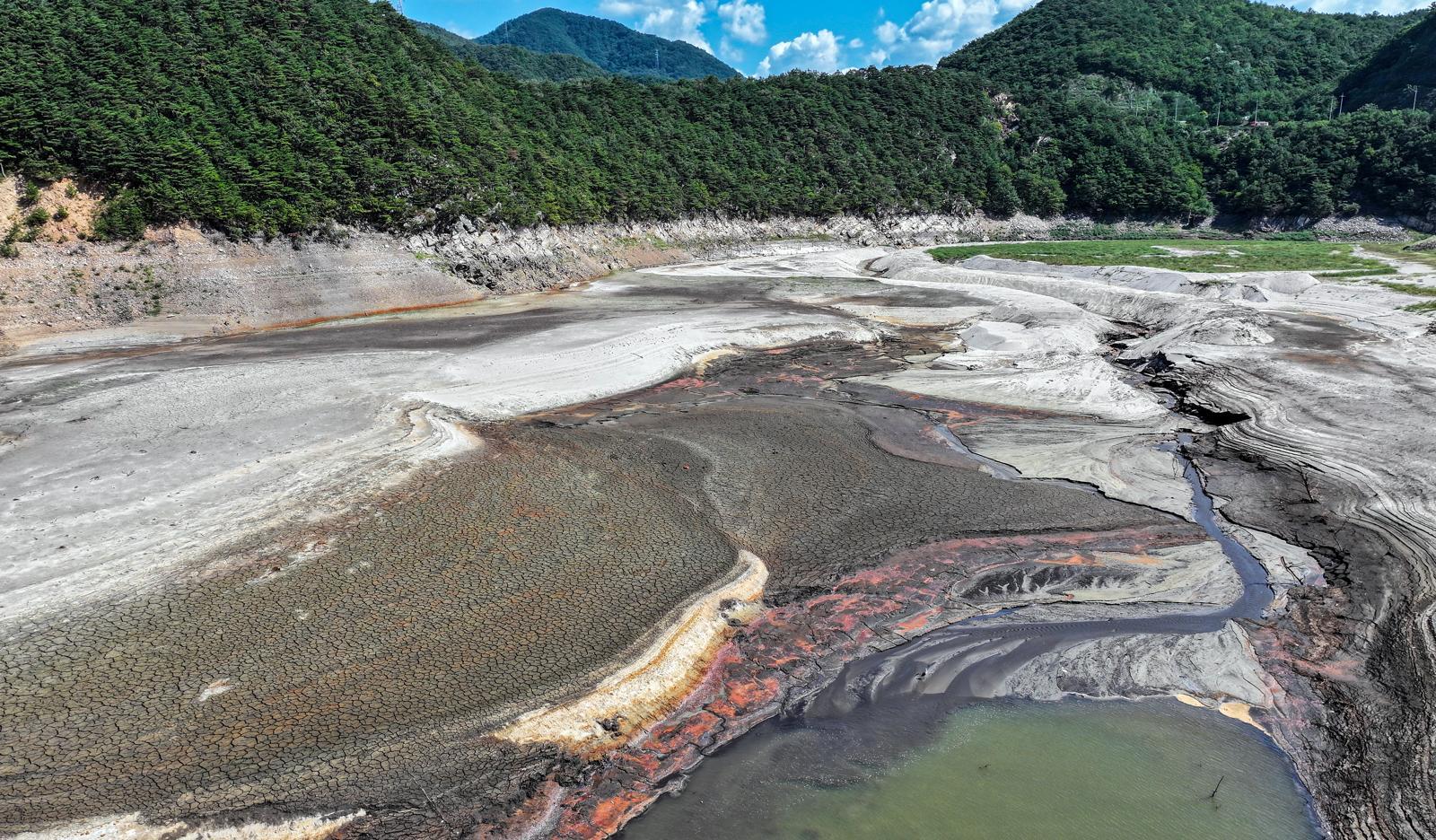 지난해 9월 10일 오후 강원 강릉시 오봉저수지가 바짝 말라붙어 바닥을 드러내고 있다. 2025.9.10/뉴스1