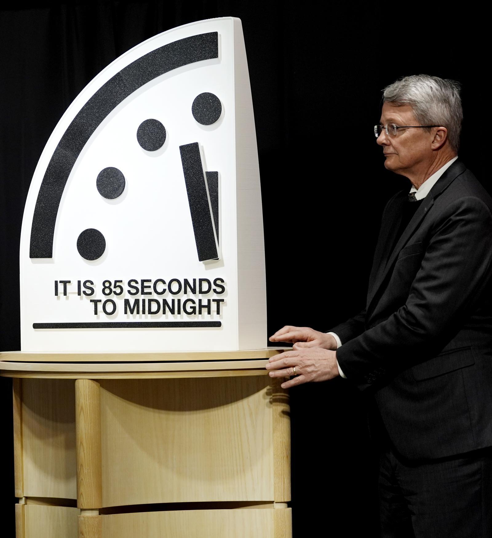 27일(현지 시간) 미국 핵과학자회(BAS) 소속 과학자가 인류 종말까지 남아 있는 시간을 상징적으로 보여주는 ‘지구 종말의 날 시계(Doomsday Clock)’를 기존보다 4초 앞당긴 자정 85초 전으로 맞췄다. 워싱턴=AP 뉴시스