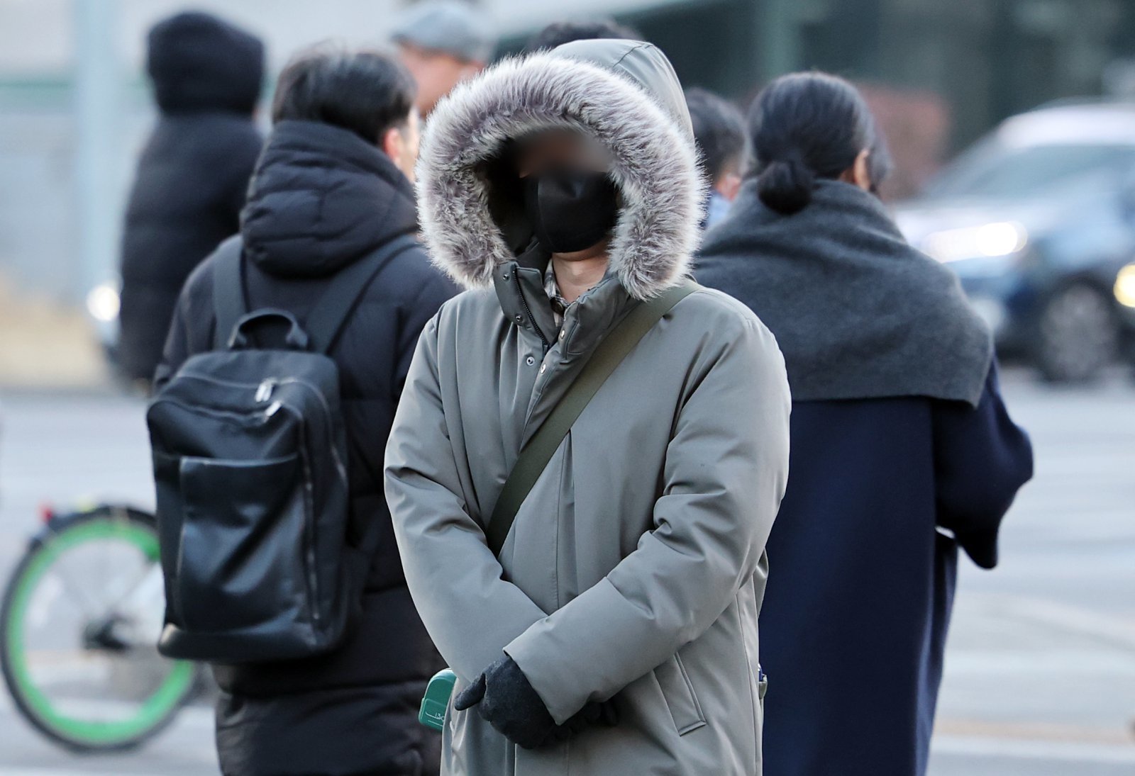서울 아침 기온이 영하 10도를 밑도는 영하권 추위가 이어진 지난 28일 오전 서울 종로구 광화문사거리에서 시민들이 두꺼운 외투를 입고 발걸음을 옮기고 있다. 2026.1.28/뉴스1