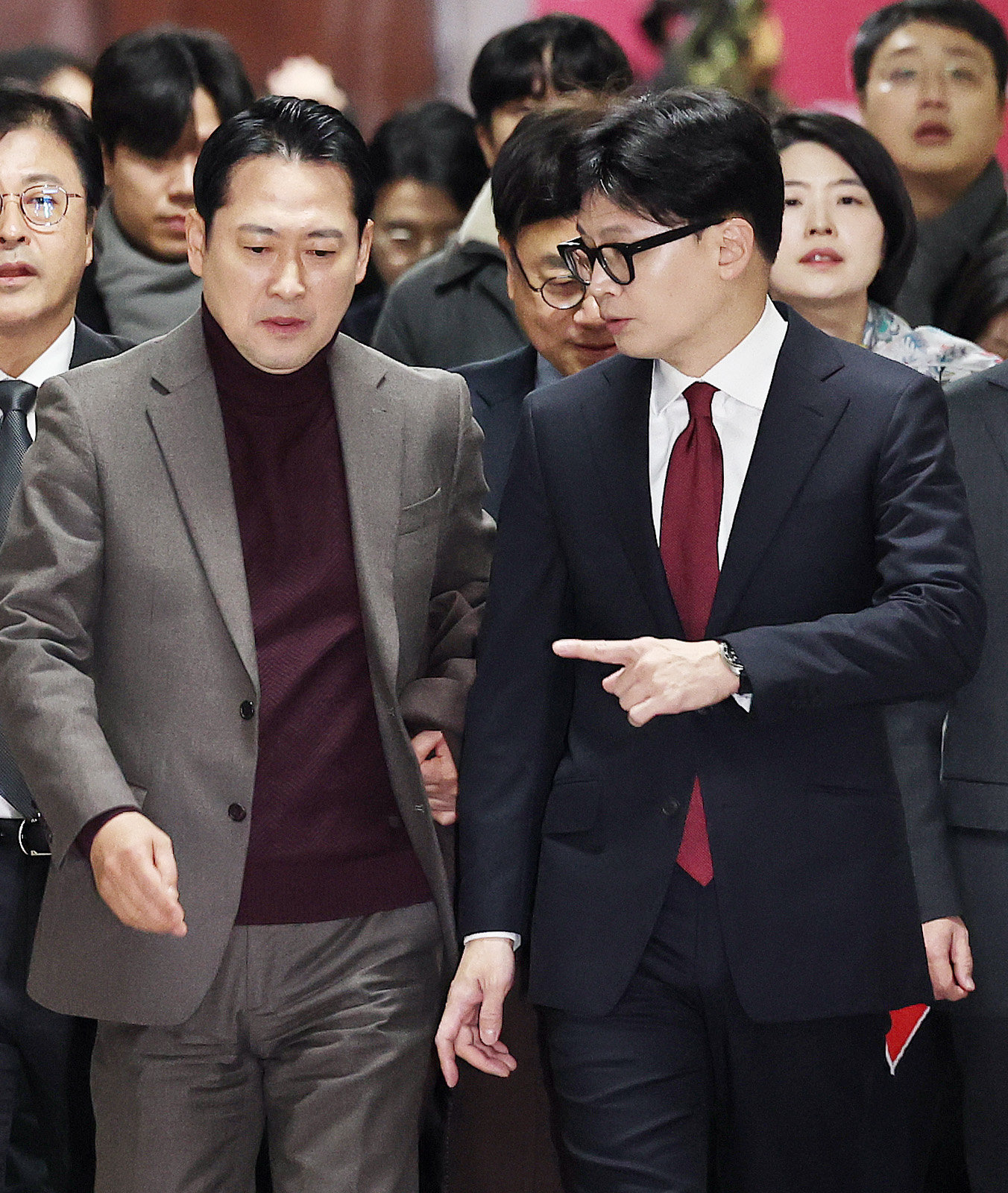 국민의힘 한동훈 대표와 장동혁 최고위원이 2024년 12월 12일 오전 서울 여의도 국회에서 열린 최고위원회의에 참석하며 대화하고 있다. 2024.12.12/뉴스1