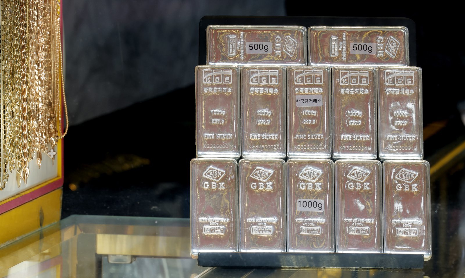 금값이 사상 처음으로 온스당 5100달러 선을 돌파한 27일 서울 종로구 한 금은방에 실버바가 진열돼 있다.  26일(현지 시간) 파이낸셜타임스(FT), CNBC 등에 따르면 국제 금 현물 가격은 전장 대비 2.4% 오른 온스당 약 5102달러에 거래되며 최고치를 기록했다. 뉴욕상품거래소에서 2월 인도분 금 선물은 전 거래일보다 2.1% 오른 온스당 5082.50달러에 마감했다. 2026.01.27 뉴시스