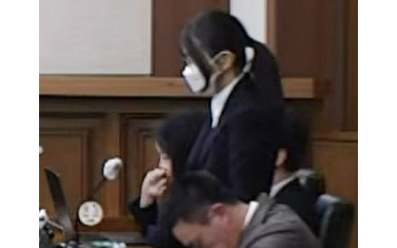 도이치모터스주가조작에 가담해 부당 이득을 거둔혐의(자본시장법위반)등으로 구속 기소된 김건의 여사가 28일 오후 서울 서초동 서울중앙지법에서 열린 선고공판에 출석해 재판장의 선고를 듣고 있다. 서울중앙지방법원 제공 영상 캡쳐