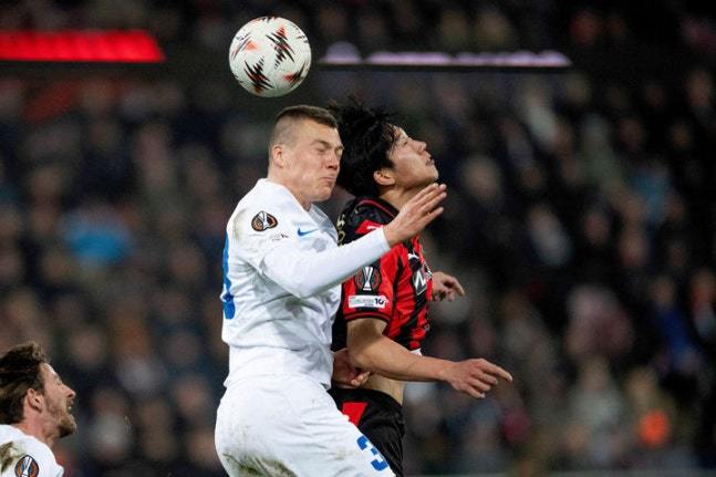 미트윌란의 이한범(오른쪽)이 11일(현지 시간) 덴마크 헤르닝의 MCH 아레나에서 열린 2025-26 유럽축구연맹(UEFA) 유로파리그(UEL) 리그 페이즈 6차전 헹크(벨기에)와 경기 중 공을 다투고 있다. 미트윌란은 전반 17분 터진 조규성의 선제골을 지켜 1-0 승리를 거두고 2위에 자리했다. 2025.12.12 헤르닝=AP 뉴시스