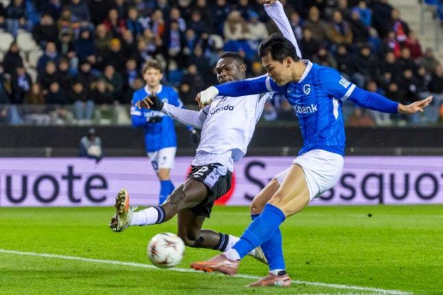 KRC 헹크(벨기에)의 오현규가 27일(현지 시간) 벨기에 헹크의 세게카 아레나에서 열린 2025-26 유럽축구연맹(UEFA) 유로파리그(UEL) 리그 페이즈 5차전 FC 바젤(스위스)와 경기 중 공을 다투고 있다. 오현규는 전반 14분 선제골을 넣으며 팀의 2-1 승리에 기여했다. 2025.11.28 헹크=AP 뉴시스